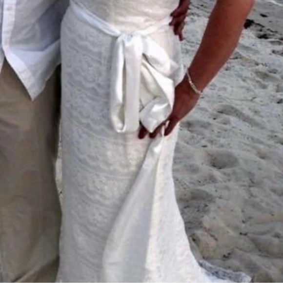 Ivory Lace Wedding Dress - Picture 2 of 4